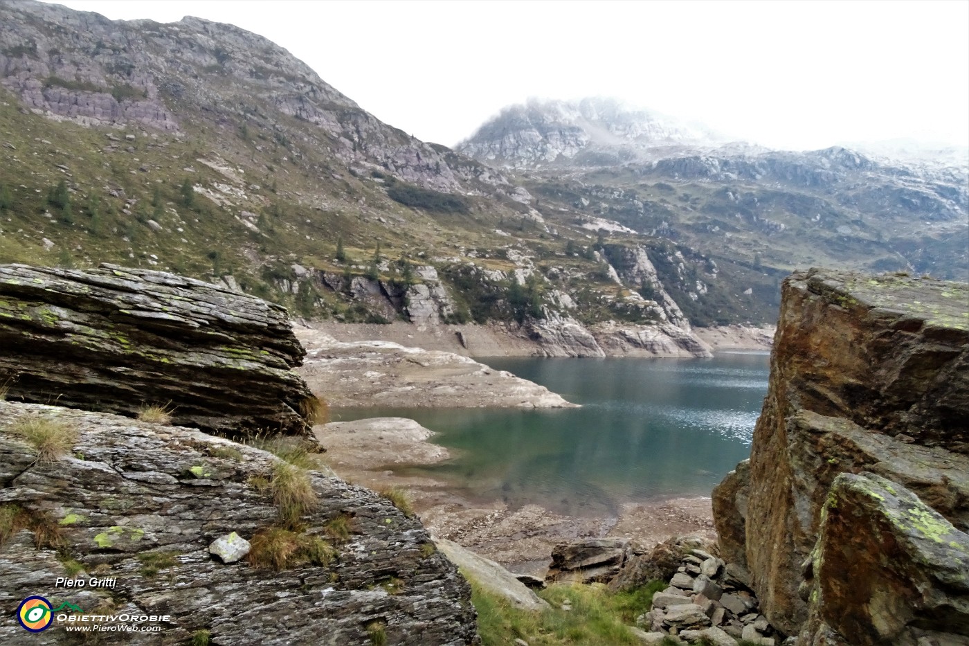 61 Enormi roccioni in riva al lago.JPG